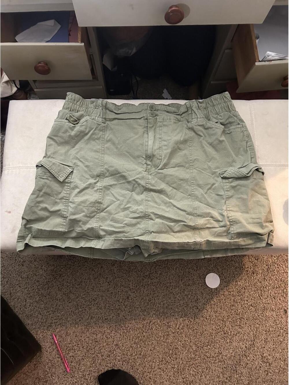 Ava & Viv green cargo knee length skort in a 1X